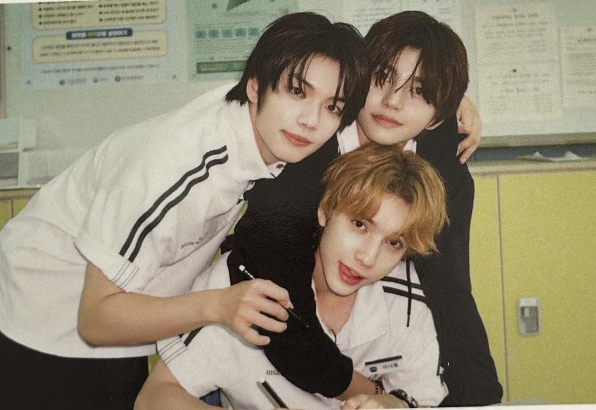 hachandes's tweet photo. SCHOOL YEARBOOK KIT 
#SMTR25 #HAMIN #하민 https://t.co/oCuvkuYBiw