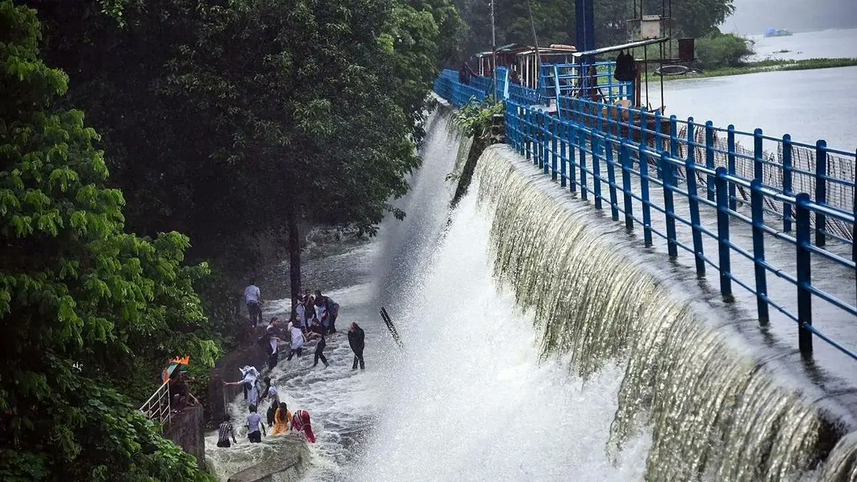 rushikesh_agre_'s tweet photo. 🚨 Water stocks in the seven lakes supplying the city have sharply dropped to 10.72% of their total capacity as of Monday, June 15! A 10% water cut is already in force across Mumbai.

No heavy #MumbaiRains in coming days. 
Save water, Mumbaikars💧🙏 https://t.co/Fn7bRKmS37