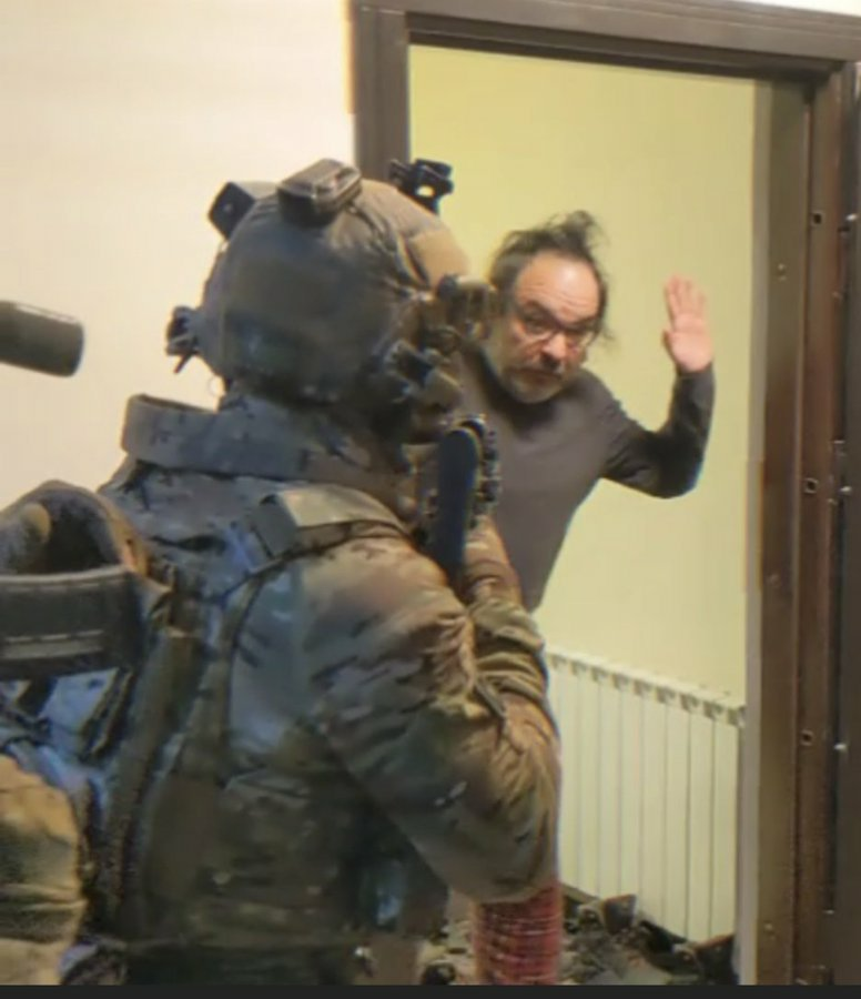 ChanceGardi's tweet photo. Zelensky ha fatto morire Gonzalo Lira in carcere solo per averlo criticato su Youtube, perché essendo americano non credeva che in Ucraina non esistesse la libertà di parola. Arrestato da soldati armati di mitra come se fosse un terrorista, e Biden non fece nulla per salvarlo. https://t.co/KPzb030WtU