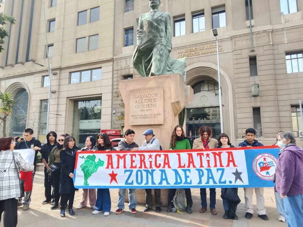 Granma_it's tweet photo. 🇨🇱🇨🇺🕊️ǀ Il Movimento Solidarietà ha inviato una lettera al presidente cileno José Antonio Kast, esortandolo a rispettare la dichiarazione dell'America Latina come Zona di Pace e avvertendolo che il sostegno all'aggressione contro #Cuba avrà ripercussioni sull'intera regione. (PL) https://t.co/raeKBftfvT