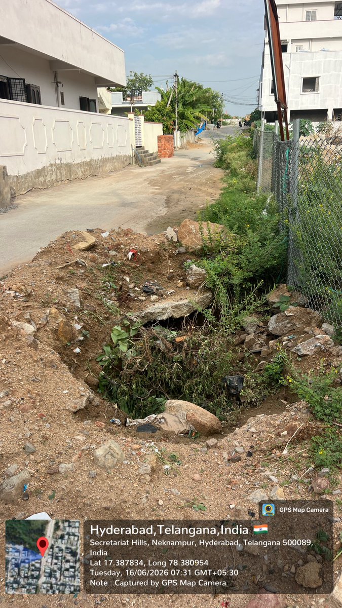 HamaraManikonda's tweet photo. On the High Tension Line Road connecting Venkateswara Colony and YSR Colony, waste has been dumped indiscriminately on the road and along the roadside. Due to the lack of proper supervision by sanitation officials, the waste is decomposing, which may lead to health problems for the public. The concerned higher authorities should respond immediately and take necessary action to address this issue.@DCNarsingi @ZC_SLP @CMC_Offcl