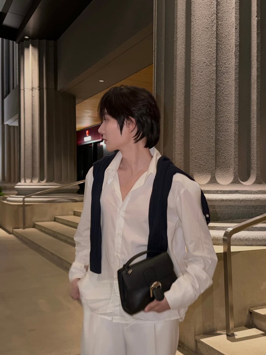 Kazzmagazine's tweet photo. ความแกลม! "น้ำปิง นภัสกร" #nampingster กับ Brillant Tempo กระเป๋าไอคอนิกจาก @delvaux ที่ได้รับการต่อยอดจาก Brillant รุ่นคลาสสิกของเมซง 

#KAZZMAGAZINE https://t.co/dVBTOfdGYV