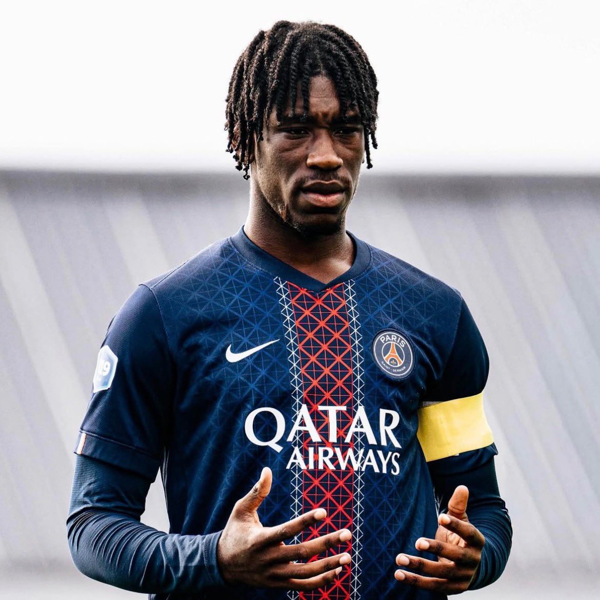 FabrizioRomano's tweet photo. 🚨🔵 Manchester City have agreed deal to sign Hermann Malonga as new centre back from PSG, here we go!

2008 born talent has accepted all terms offered by #MCFC and joins from Paris Saint-Germain to City project. https://t.co/w1xFV6t38t