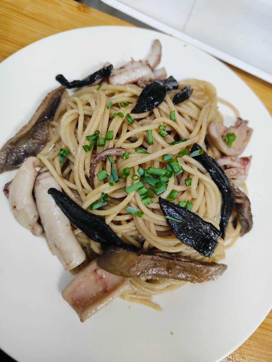 kassanskype's tweet photo. 乾燥ウラグロニガイグチとアイタケとスルメイカのパスタ
仕上げに梅醤油を回しかけた初夏の一皿 https://t.co/6g86Q8drC6