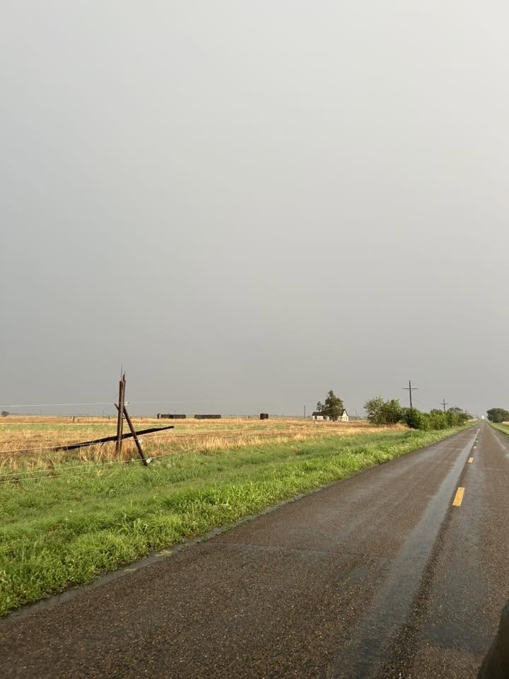 DivineWeather's tweet photo. Damaging wind gusts late Monday: Nathan Matson shared this: 3 power poles snapped on FM 1731 about 2-3 miles N of Bovina around 8 Monday evening. Another viewer reported shingles blown off a roof in Abernathy.
#kcbd #fox34 #severe #wind #severewind #winddamage #westtexas #lubbock https://t.co/FczGgLPoc9