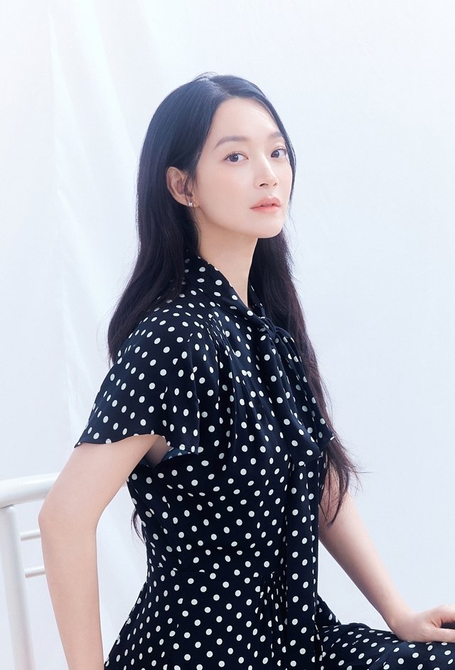 tang__kira's tweet photo. Shin Min Ah membagikan reaksinya saat suaminya, Kim Woobin, dateng ke premiere filmnya (The Eyes), duduk di bangku paling depan, dan fotoin dia dengan antusias.

Shin Min Ah jujur kalau dia yang ngajak Kim Woobin buat dateng "Kamu harus, mesti, wajib, dateng!" Tapi Shin Min Ah ga maksa Kim Woobin buat ngambil foto  dia dan post di medsos, itu mah Kim Woobin aja.

Shin Min Ah bilang kalau project ini kan sebenernya syutingnya udah jauh-jauh hari sebelum nikah, jadi dia ga ngerasa ini project pertamanya setelah nikah dengan Kim Woobin.