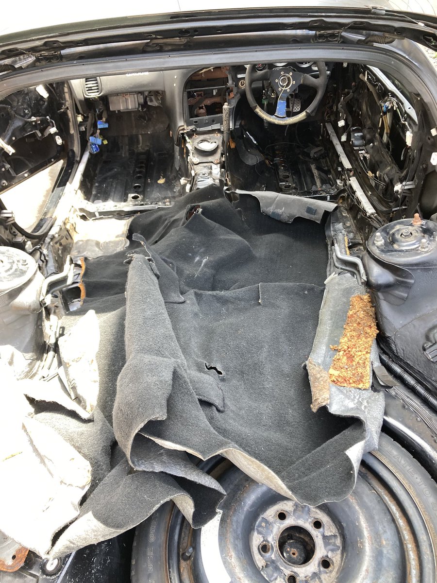nsx_fd3s_'s tweet photo. 部品取りorレストアベースヤフオクで売りに出します
エンジンなし　ミッションなしの事故車で55で出品されてるから　フレーム曲がりなし　エンジンあり　ミッションあり　ボンネット　バンパーあり状態で90万くらいで売れれば良いね　書類はあります　3型 https://t.co/pAzH2Y0ySs