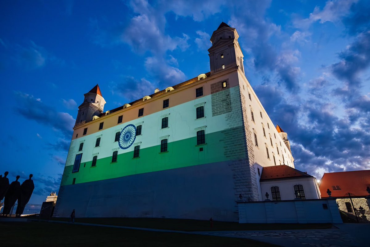 amitmalviya's tweet photo. A powerful symbol of the deepening friendship between India and Slovakia.

Bratislava Castle, one of Slovakia’s most iconic landmarks, was illuminated in the colours of the Indian Tricolour to honour the visit of Prime Minister Narendra Modi.

A proud moment for every Indian. 🇮🇳 https://t.co/rMsFMBy0aF