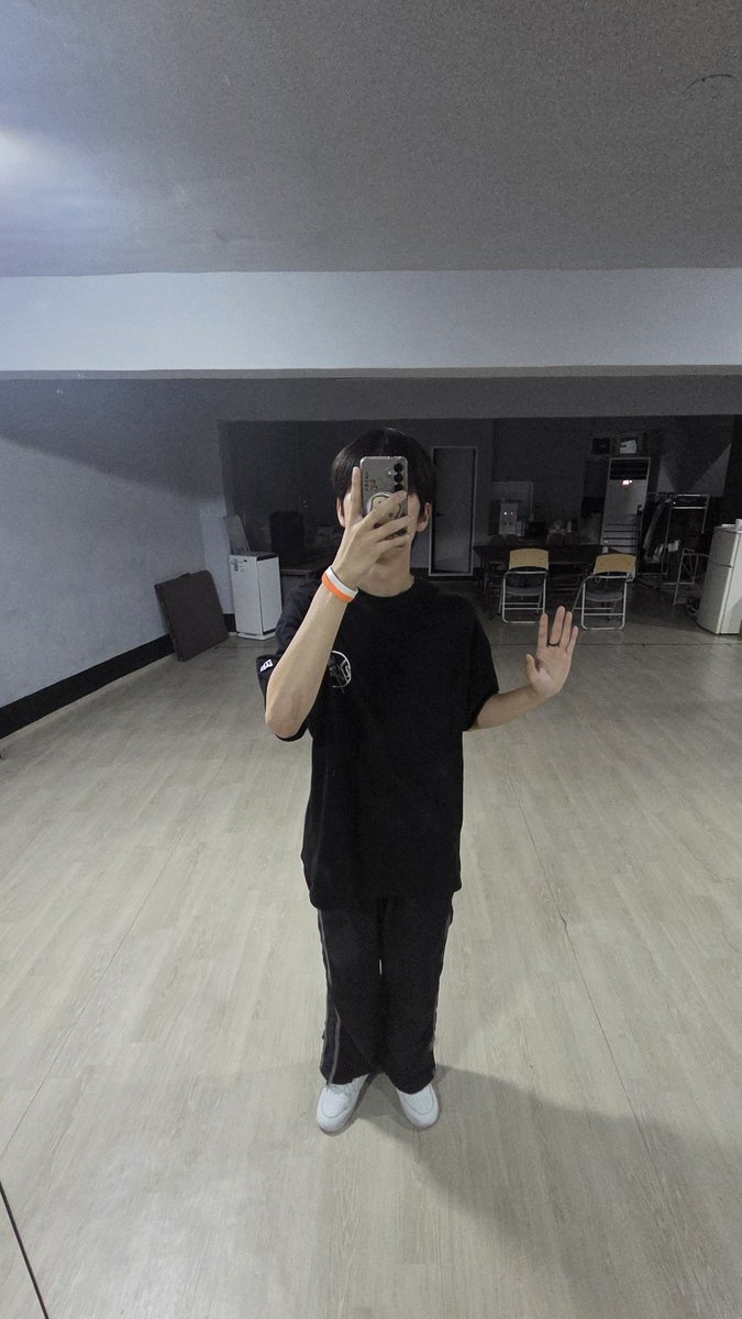 MOTIESbr's tweet photo. 📷| pocket dols/Juhyun 

Foto a caminho do trabalho depois de muito tempo📸

@EMOTIM_OFFICIAL 
#moti
#emotim
#Juhyun https://t.co/jFHS97VarX
