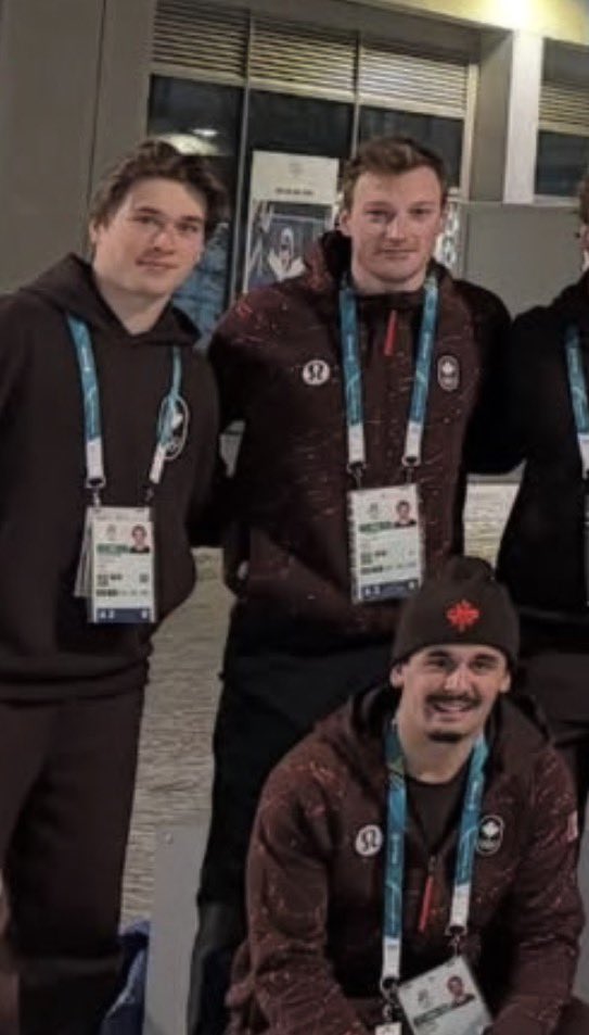 timelesslvrs's tweet photo. this random ass trio https://t.co/Ujy3Wk92kp
