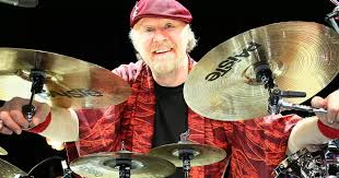 progrockpills's tweet photo. Doane Perry
Il 16 giugno del 1954 nasce Doane Perry batterista, musicista ed autore, noto per essere stato membro dei Jethro Tull dal 1984 al 2011.
Ha avuto anche una notevole carriera da turnista di studio
@jethrotull #DoanePerry #Yesterdaypills #RockandOthers #Progrockpills #ProgRock #Musicalmind