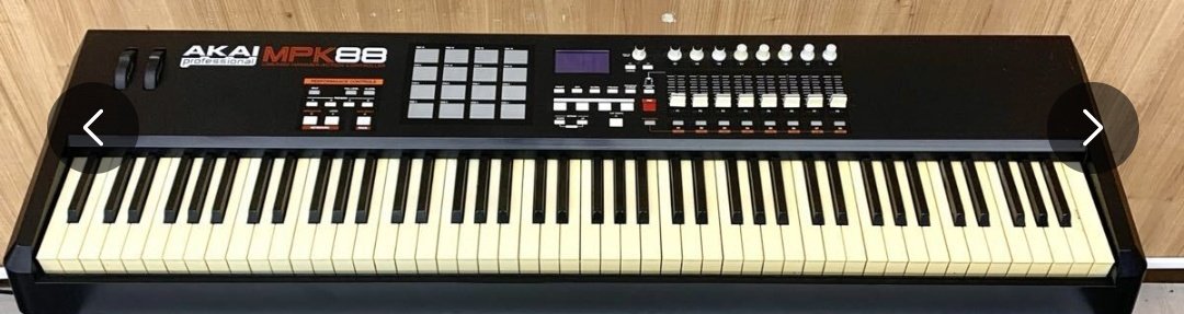 shkshkshkshk's tweet photo. 来たからには全力でレストアしてやる。
・基板とロータリーエンコーダを洗浄
・鍵盤の黄ばみを酸素系漂白剤と直射日光で白くする
・鍵盤のゴム接点に導電塗料塗り直し
・基板の電解コンデンサー交換

これで直るかな？ https://t.co/ZmFesUAkVj
