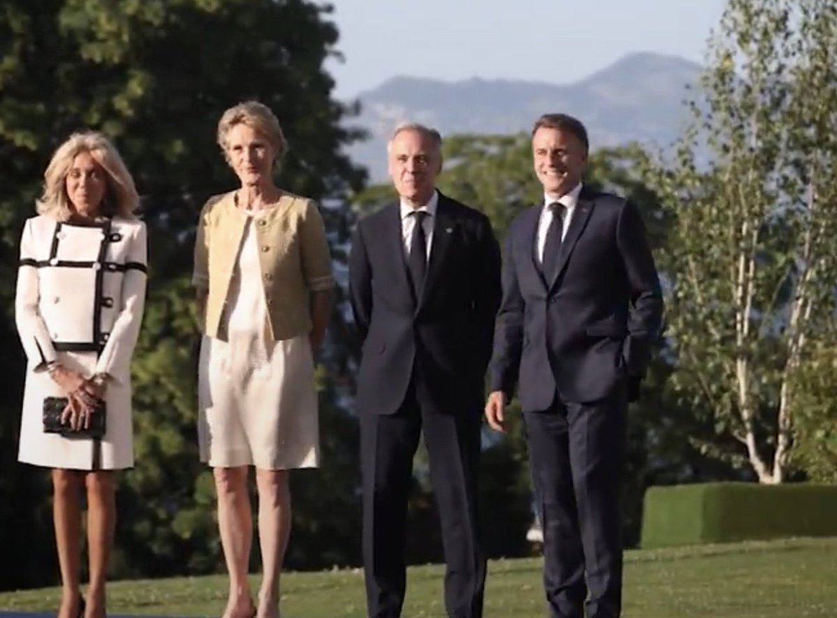 AntonioTweets2's tweet photo. Is it me or are the men short or are the women men? https://t.co/HGfSLWL8r6