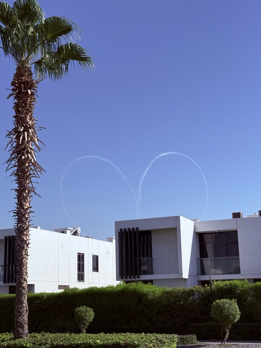 davidleedxb's tweet photo. Out for a morning walk and looked up at exactly the right moment. Military jets on exercise drawing a heart across the Dubai sky. ✈️☁️❤️ Positive Vibes only today https://t.co/6SVq9VK81p