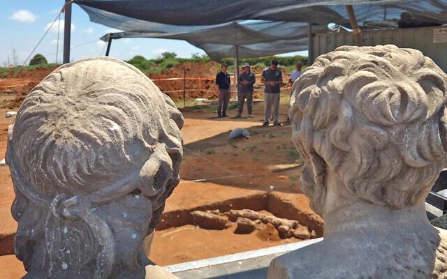 HeraklesCithare's tweet photo. 🏺Archéologie : des archéologues israéliens viennent de découvrir au fond d’un pressoir antique, faces contre terre, deux bustes en marbre d’époque romaine dont l’un est gravé du nom de Lycurge. Alors, est-ce le célèbre réformateur de Sparte ou l’homme politique athénien ? https://t.co/hBkWDlOHV5
