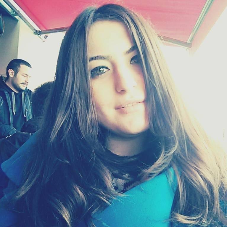 gly371's tweet photo. Cansu Kovancı
(16.06.1993 - 13.11.201♾️)
Kapıdan bütün sevimliliğinle başını uzatıp neşeyle odama girmeni, bestelerini söylemeni, koridorun sonundan “canım hocam” diye seslenerek gelmeni, hayat dolu bakışlarını, muzipliğini, hep ne istediğini bilen bir genç olarak geleceğe dâir planlarını heyecanla anlatmanı özlüyorum. 
Tam da müzik hayallerini gerçekleştirmeye çok  yaklaşmışken ve o kadar hayat doluyken bu şekilde yarım kalması…
Belki de diğer hayalin gerçekleşmiştir, kimbilir…
Yüreğimdesin “melek kalpli”, canım Cansu’m.✨💛✨
https://t.co/pN25iI8gZQ
#nahidecansukovancı
#cansu #cansukovancı
@itukonservatuar