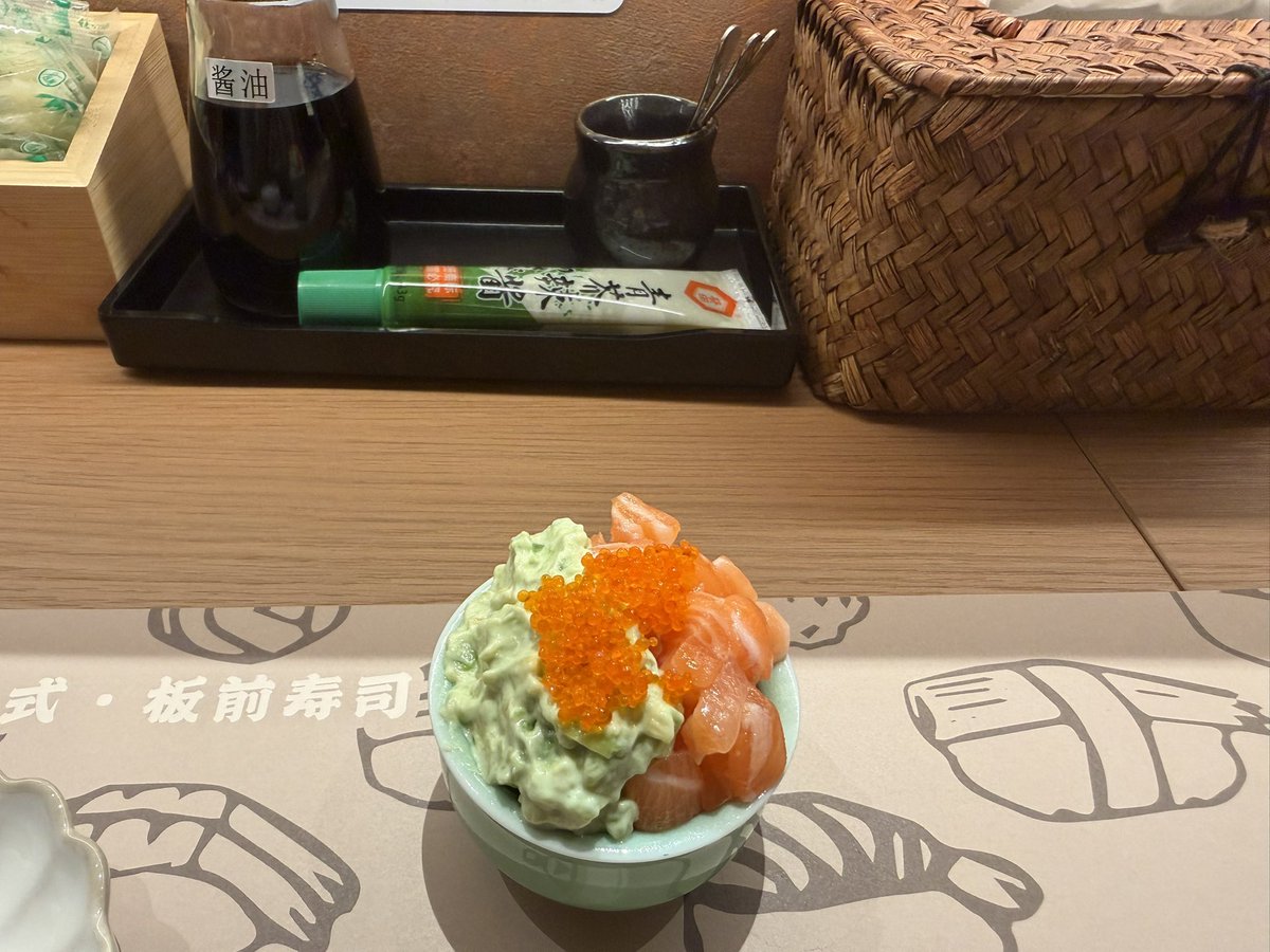_91825897's tweet photo. 一口寿司，还好吧 https://t.co/jFTplWUSsn