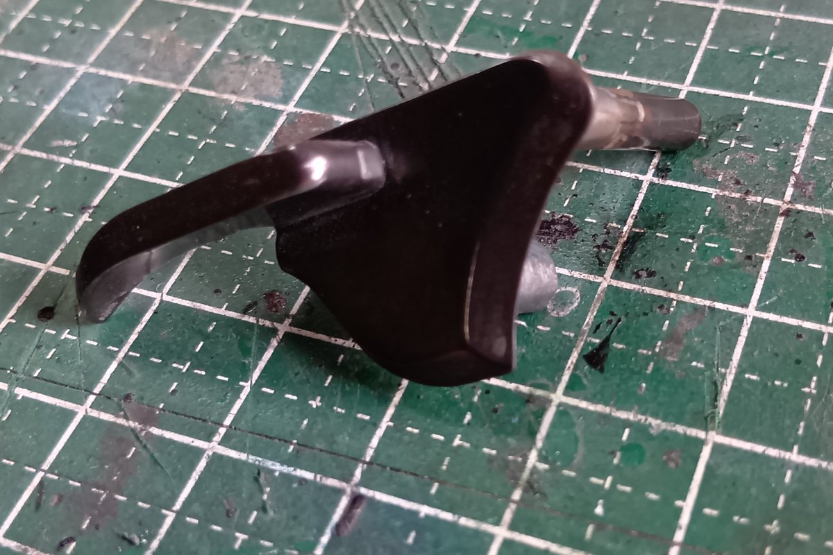 smouri1's tweet photo. 後輩がスウェンソンタイプのアンビじゃないセフティが欲しいらしいので作ってみた。
ベースは過去にMGCに流用できるか試したWA製アンビ。　
4mm真鍮棒に溝を掘って繋ぎ、1mm真鍮線で繋ぎ＆瞬着で固定。
使えそうです。 https://t.co/ifmbKUymeV