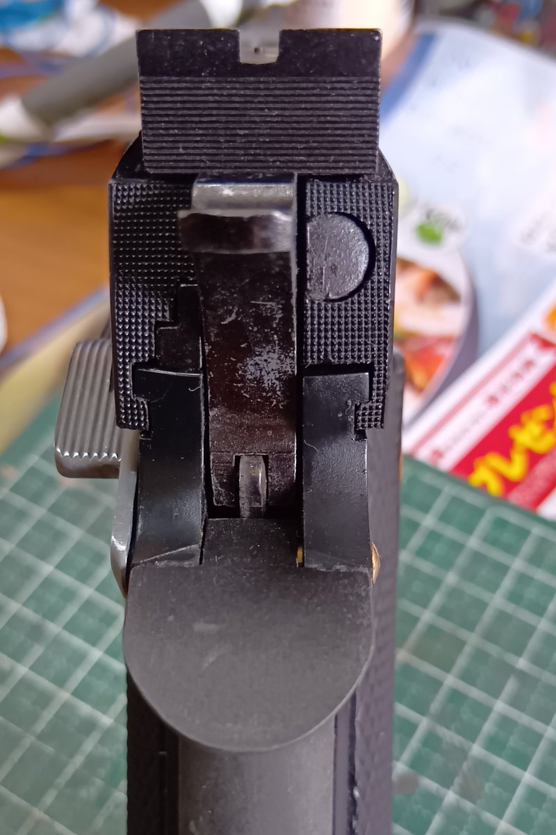 smouri1's tweet photo. 後輩がスウェンソンタイプのアンビじゃないセフティが欲しいらしいので作ってみた。
ベースは過去にMGCに流用できるか試したWA製アンビ。　
4mm真鍮棒に溝を掘って繋ぎ、1mm真鍮線で繋ぎ＆瞬着で固定。
使えそうです。 https://t.co/ifmbKUymeV