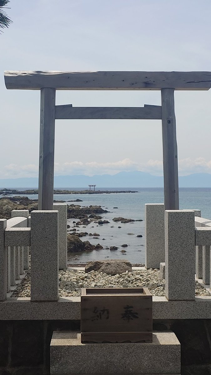 goshuinchou's tweet photo. 葉山町森戸神社の沖合の竜神宮遙拝所、良景です。 https://t.co/Jdpz2XkqOY