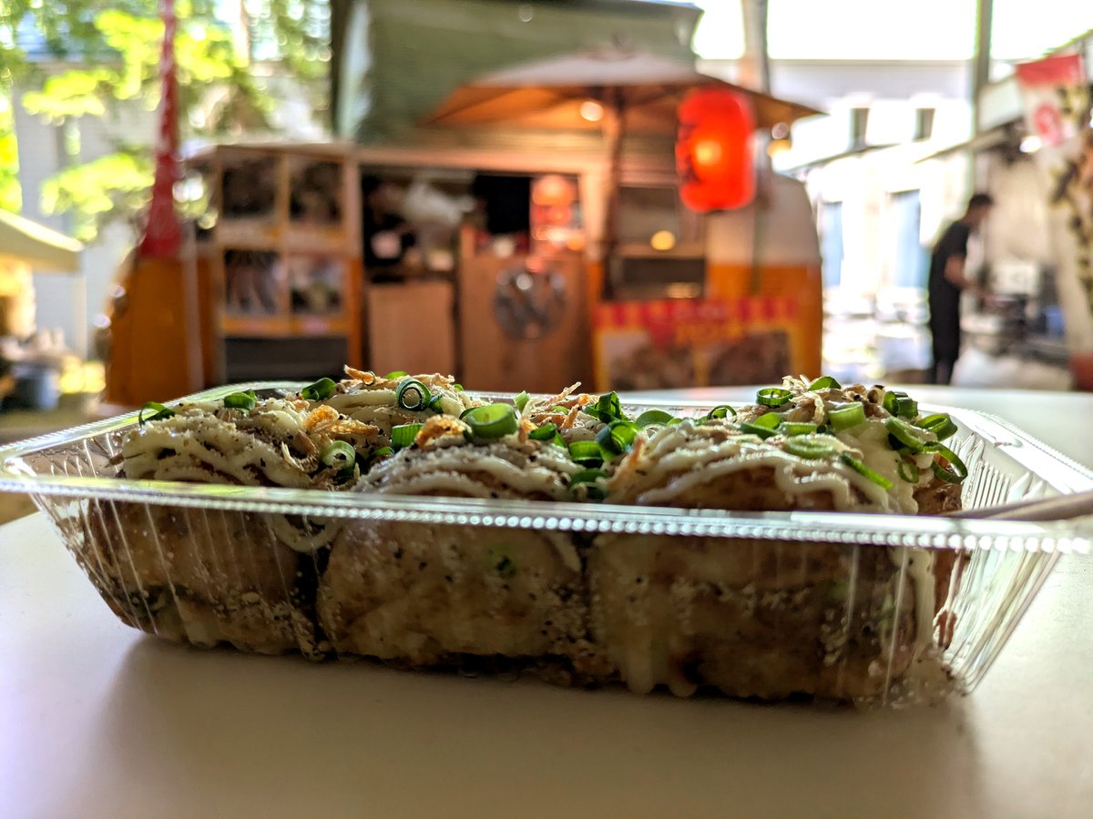 foobarlife's tweet photo. #たこやきパンチ さんの「塩たこやき」
外カリ中トロで丁寧に焼かれたたこ焼きに、しっかりと塩が効いた #たこ焼き
干し海老のトッピングも良き、気付けば 20 年以上、追い続けている…美味しかった！！ https://t.co/awQfLNULMk