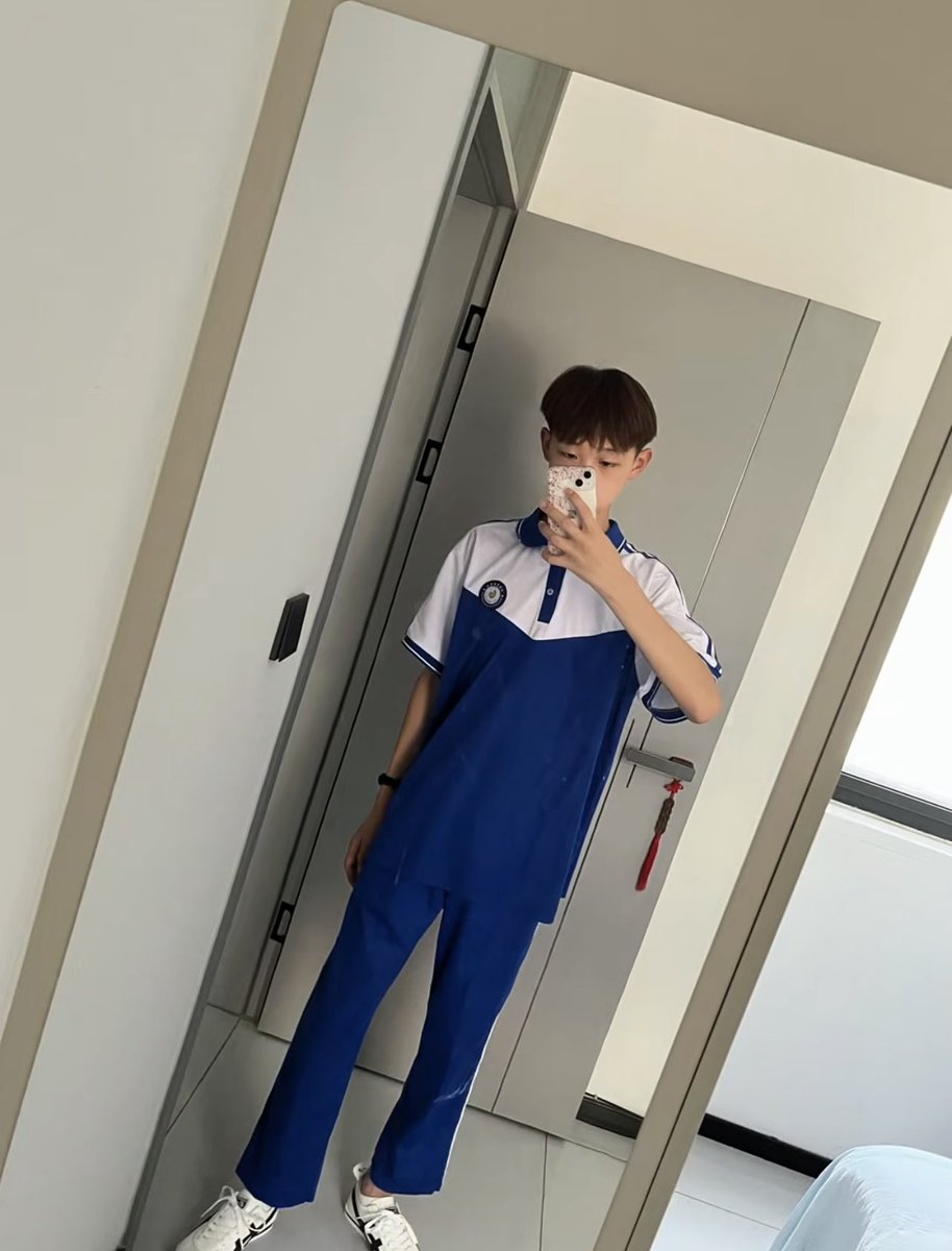 8b7IfmgWA441991's tweet photo. 这样看着好许多 就是没洗头 https://t.co/vgWp74hByU