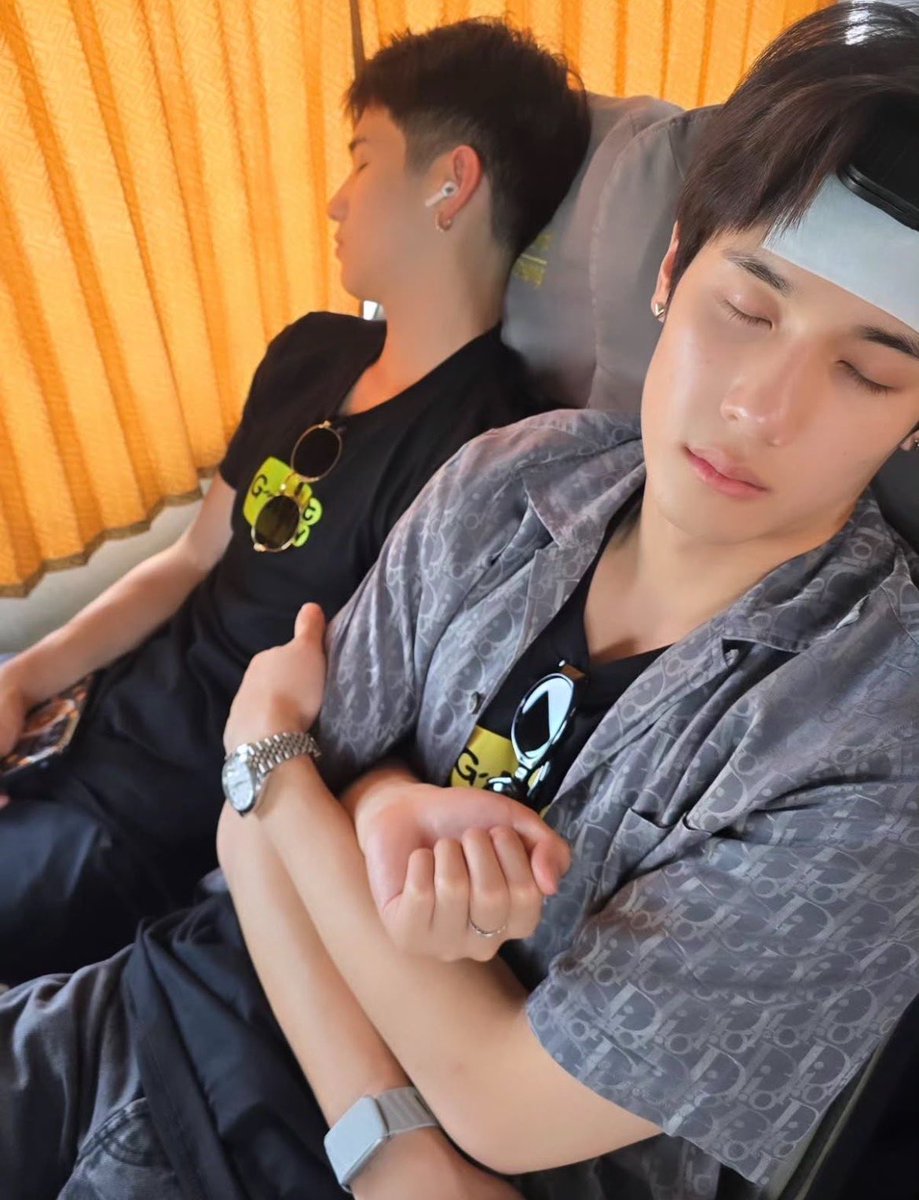 remmremii's tweet photo. แล้วน้องจาว่าน่าร้ากทิสุดในโลกเบยอะ ขี้อ้อนมาก ตุวเองเปนพี่ด้วยซ้ำ แต่นอนกอดแขนน้อง เด่กเล้กกว่าโปรเกรสอีกหนิ 😭 ㅠㅠㅠㅠ 🤏🏻🤏🏻🤏🏻

#GMMTVOuting2026
#javabh #progresspassawish https://t.co/21xkRw3nX5