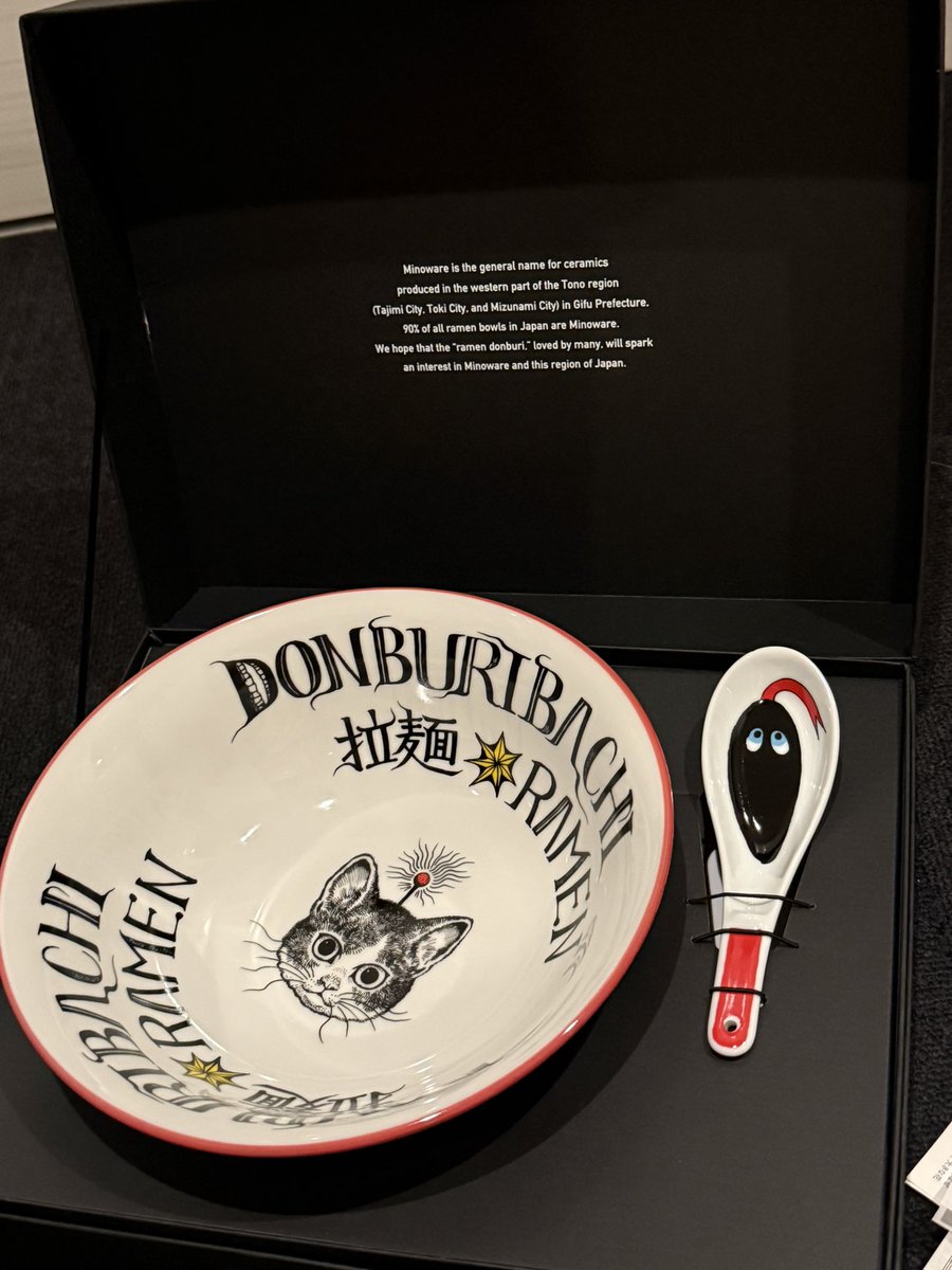 JJ197751's tweet photo. やっと届いたーーー！！！
3月末に届く予定が
手作業の為
遅れたらしく
(お疲れ様です)
昨日届いた
ヒグチユウコ氏の
ラーメンどんぶり〜！
めっちゃ可愛い✨ https://t.co/ehlGbX8mLT