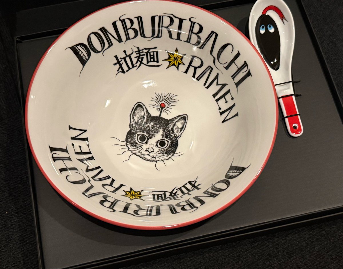 JJ197751's tweet photo. やっと届いたーーー！！！
3月末に届く予定が
手作業の為
遅れたらしく
(お疲れ様です)
昨日届いた
ヒグチユウコ氏の
ラーメンどんぶり〜！
めっちゃ可愛い✨ https://t.co/ehlGbX8mLT