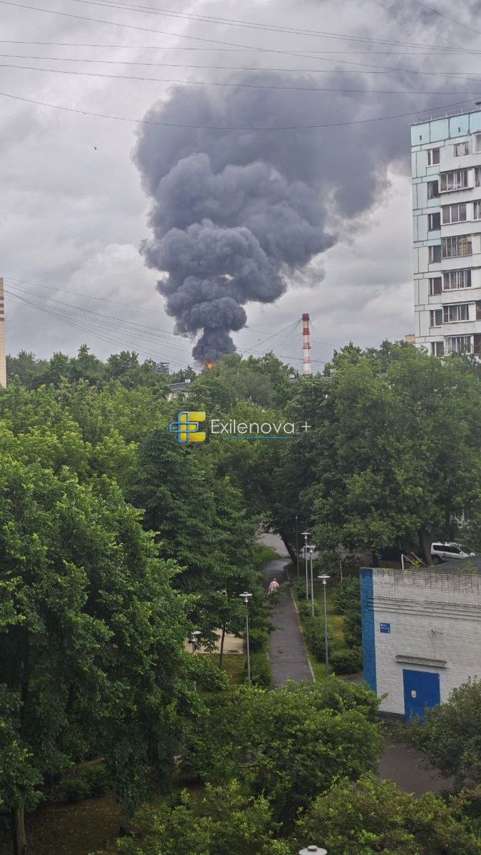 MarioNawfal's tweet photo. 🇷🇺🇺🇦 Russia's Kapotnya oil refinery, which handles around 11–12 million tons of oil per year, is on fire after being hit by Ukrainian drones

It's only 10 miles from the Kremlin and supplies 40% of Moscow's fuel... or should I say, used to

Oopsie

Writer: Ian

https://t.co/78x8EEly9K