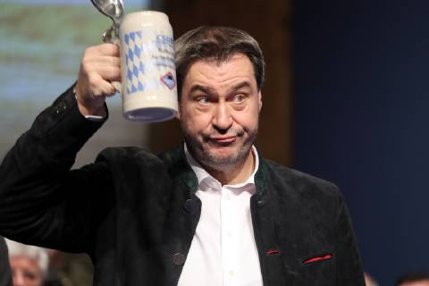 Spring260513's tweet photo. @JochenHbschmann @Markus_Soeder @CSU Söders Geheimnis für eine ewige Amtszeit als CSU - Vorsitzender:
1. Keine @CSU - Wahl ohne Bier!
2. Zotiges Pöbeln gegen politische Gegner.
@SZ_Bayern @SZ @faznet @derspiegel @sternde @DIEZEIT @FunkeBerlin @bzberlin @welt @wiwo @Tagesspiegel @cducsubt @CDU @spdbt @GrueneBundestag https://t.co/P3YTFshQxZ