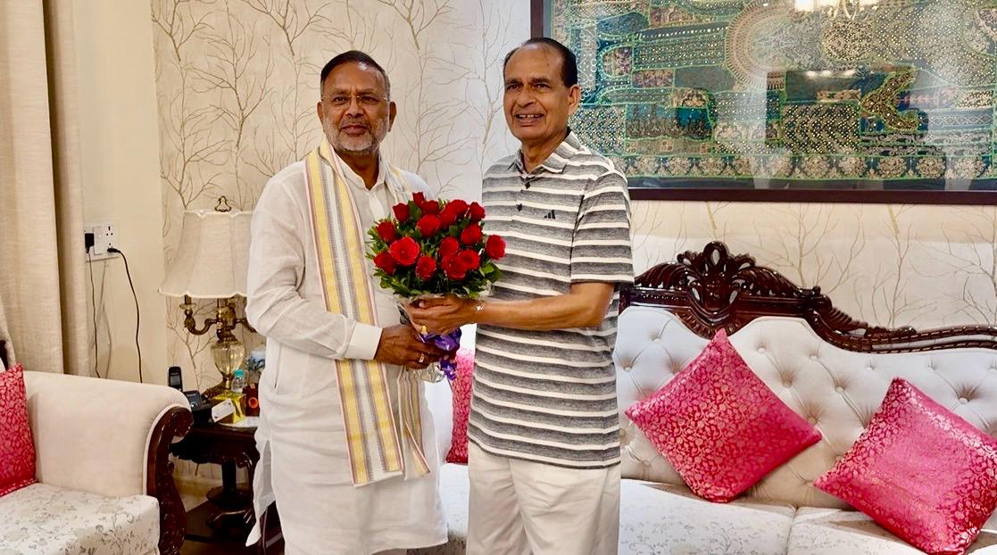 hlnagar's tweet photo. केंद्रीय कृषि व किसान कल्याण मंत्री एवं पूर्व मुख्यमंत्री (मध्य प्रदेश) आदरणीय श्री @ChouhanShivraj जी एवं उनके सुपुत्र कार्तिक चौहान जी से उनके निजी आवास, भोपाल में शिष्टाचार भेंट की।

इस अवसर पर माननीय मंत्री महोदय जी से किसान कल्याण एवं उनकी समस्याओं के विषय पर सार्थक संवाद कर, उनका मार्गदर्शन प्राप्त किया।
.
.
#Bhopal #Shivrajsinghchouhan #HeeralalNagar #Kartikchouhan #Rajasthan
