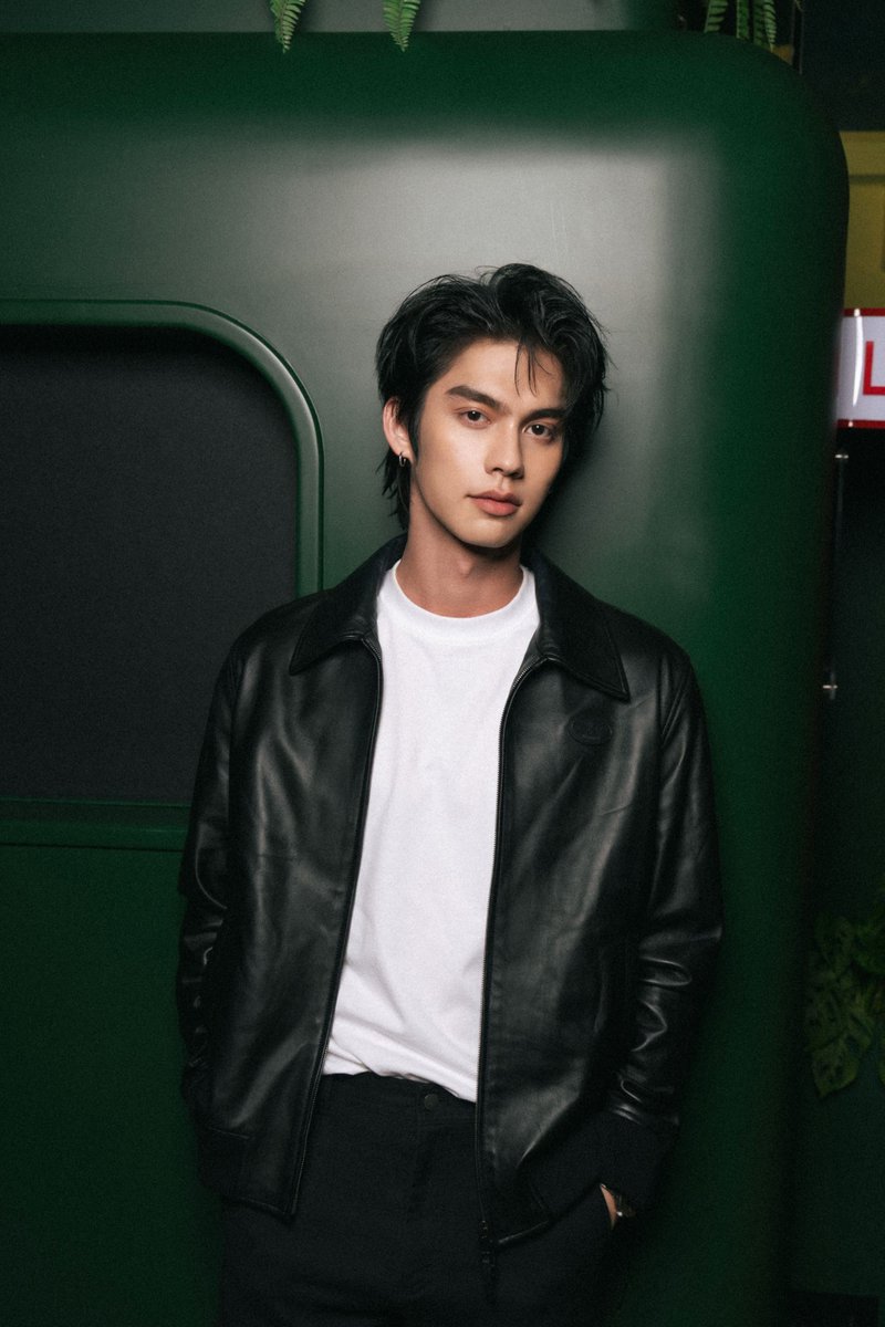 NNEWs_Uent's tweet photo. "ไบร์ท วชิรวิชญ์" โผล่ในคลิปไวรัลของ everydaywe.see
กวาดยอดวิวทะลุ 70 ล้านครั้งใน 4 วัน แฟนๆ จับตาเสียงร้องปริศนาคล้ายเสียงไบร์ท

📌 https://t.co/cNGkrzwUUd

#bbrightvc

กลายเป็นกระแสไวรัลบนโลกโซเชียลอย่างรวดเร็ว หลังคลิปวิดีโอเบื้องหลังของ "ไบร์ท วชิรวิชญ์ ชีวอารี" ที่ปรากฏในคอนเทนต์ของ everydaywe.see ถูกเผยแพร่เมื่อวันที่ 8 มิถุนายนที่ผ่านมา และสามารถกวาดยอดรับชมจากผู้ชมจำนวนมหาศาล ทั้ง Instagram และ TikTok ภายในเวลาเพียง 4 วัน
โดย everydaywe.see เป็นครีเอเตอร์ที่มีเอกลักษณ์ในการนำคลิปวิดีโอจากชีวิตประจำวันมาผสมผสานกับงาน CGI และเทคนิคการตัดต่อสุดสร้างสรรค์ จนกลายเป็นคอนเทนต์ไวรัลที่ได้รับความนิยมอย่างมากบนโซเชียลมีเดีย อีกทั้งยังเคยร่วมงานกับคนดังจากหลากหลายวงการมาแล้วมากมาย
คลิปเบื้องหลังดังกล่าวมียอดรับชมบน Instagram สูงถึง 51 ล้านวิว พร้อมยอดกดถูกใจกว่า 3.1 ล้านครั้ง ขณะที่บน TikTok มียอดรับชม 19 ล้านวิว และยอดกดถูกใจกว่า 1.6 ล้านครั้ง ส่งผลให้ยอดรับชมรวมจากทั้งสองแพลตฟอร์มทะลุ 70 ล้านวิวภายในเวลาเพียง 4 วัน พร้อมคอมเมนต์จากแฟน ๆ ทั่วโลกที่เข้ามาพูดถึงและแสดงความคิดถึงผลงานของไบร์ทกันอย่างล้นหลาม
ด้านคลิปเวอร์ชันเต็มที่เผยแพร่เมื่อวันที่ 13 มิถุนายน ยังคงได้รับความสนใจอย่างต่อเนื่อง โดยเฉพาะช่วงต้นคลิปที่มาพร้อมเพลงประกอบสไตล์อินเตอร์ที่ชวนสะดุดหู และยังมีท่อนภาษาไทยแทรกอยู่ด้วย ซึ่งหลายคนสังเกตว่าเสียงร้องฟังดูคล้ายเสียงของไบร์ท จนเกิดกระแสพูดถึงในหมู่แฟน ๆ และพากันตั้งข้อสังเกตว่าเสียงดังกล่าวใช่เสียงของเจ้าตัวหรือไม่ งานนี้คงต้องรอติดตามกันต่อว่าไบร์ทจะมีเซอร์ไพรส์อะไรมาให้แฟน ๆ ได้ตื่นเต้นกันอีกครั้งหรือเปล่า
