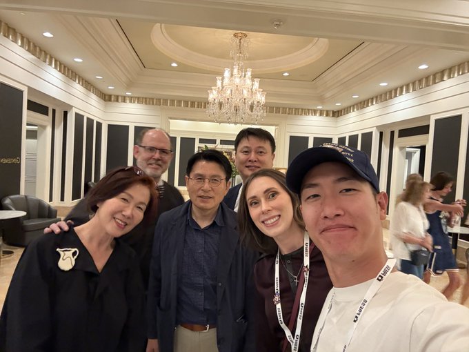 lkitaek79's tweet photo. 그레이트황, 천조국 파랭이 부부, 프랭크 박사, 박주현 변호사

트럼프타워 VIP 전용 취재룸이고

Press 프리패스권 없으면 못들어가는 곳임

회사자체가 트럼프꺼라 트럼프 

허락받아야만 들어갈 수 있는곳임

반국세들 발작해도 소용없음 ㅋㅋㅋㅋㅋ https://t.co/1xaQjZatUB