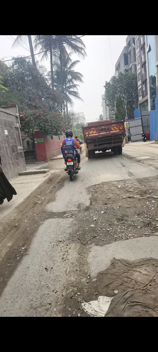 BanglorianFan's tweet photo. Bengaluru, Whitefield, borewell road.
This is one of the top IT hub in world, where u can see thousands corporate companies but look at the road &amp; footpath condition. 
#realbengaluru #nammabengaluru #noroads #nofootpath
@ICCCBengaluru
@BECCUPDATES @GBA_office 
#ViralContent https://t.co/NwZs88UnJ5