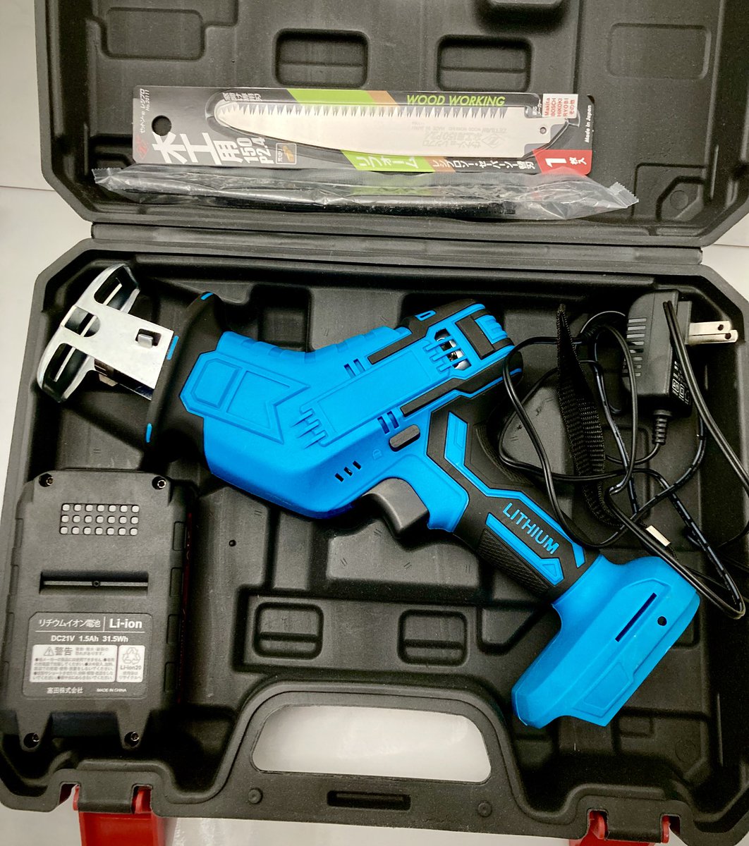 micaiah0's tweet photo. つ、ついに買った電動ノコギリ🪚
チェーンソーにするか迷ったけど、オイルとか管理大変だし素人にはまだ危険かなと思いノコギリで。
ノコギリは刃を替えれば汎用性高いし、
いよいよ楽しくなって来たな😆 https://t.co/K1NicvJbsr