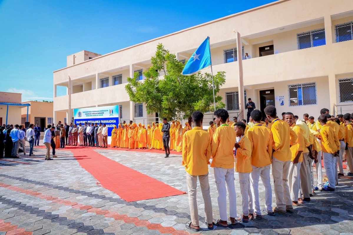 Abdimanant's tweet photo. Ardey ka badan 46-kun ayaa Maanta u fadhisanaya Imtixaanka Fasalka 8-aad ee Maamulka Gobolka Banaadir ee magaalada Muqdisho, kuwaas oo ku galaya 125 xarumood.

Taliye Macalin Mahdi oo si kulul u hadlay ayaa yiri " hadan amniga la adkeyn lahayn ardaydu si nabad ah uma galen imtix. https://t.co/EC4IRptvxH