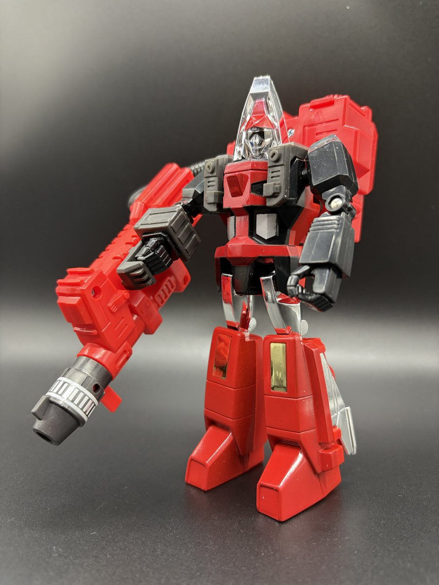 syncson's tweet photo. マシンロボDXキャラコレクション3体揃った！アニメデザインの本体に当時流行りのBB弾発射ギミック付きの武器を装備。先に出たキャラコレはオールプラに対してDXは一部ダイキャストの豪華仕様。可動フィギュアと思いきやあまり動かないところも味わいがあって良い。 https://t.co/T62NDAezVo