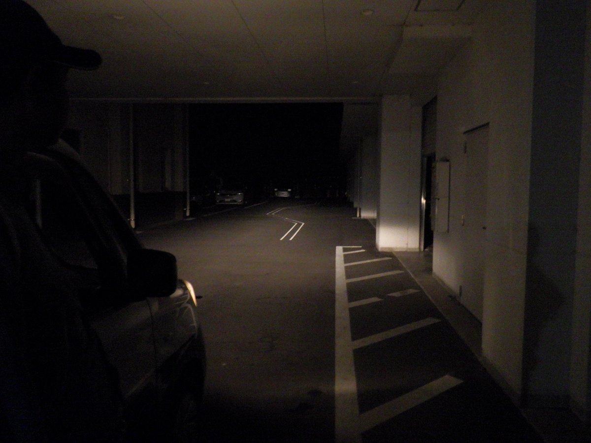 goroukun_spp's tweet photo. 【白石警察署】
夜間に車を運転する際に見えやすい色について検証しました🌃
下の写真は車の #ヘッドライト を #ロービーム にした状態で撮影したものです🚗💡
写真の奥に置いている物は何だと思いますか？
正解はこちら→https://t.co/m1RNk6qHOs https://t.co/dGQsevxeCb