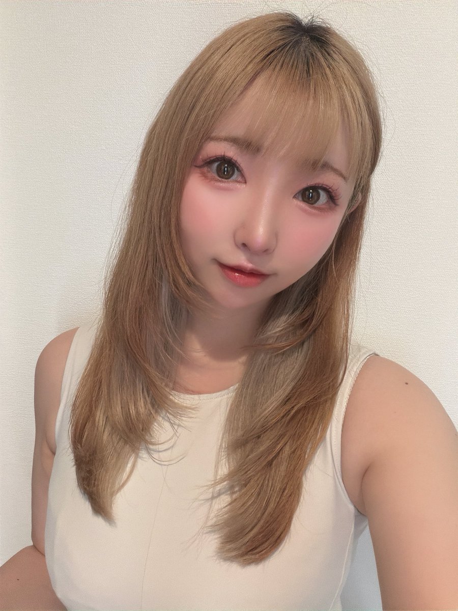 neneamane's tweet photo. 今髪にレイヤーいれてるから出かける前ある程度スタイリングしてるのに外出て目的地着く頃にはただのストレートヘアみたいになってるのなんでなん https://t.co/fVzJztM7ii