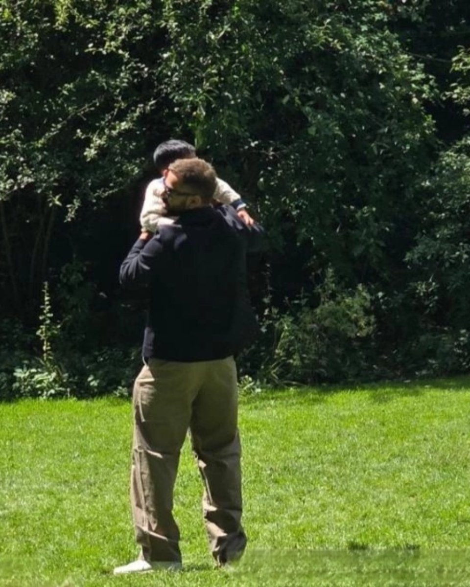 filmfare's tweet photo. VIRAL: #ViratKohli and #AnushkaSharma spend some quality time with family in UK. 😍

#Celebs https://t.co/p1mgmD115A