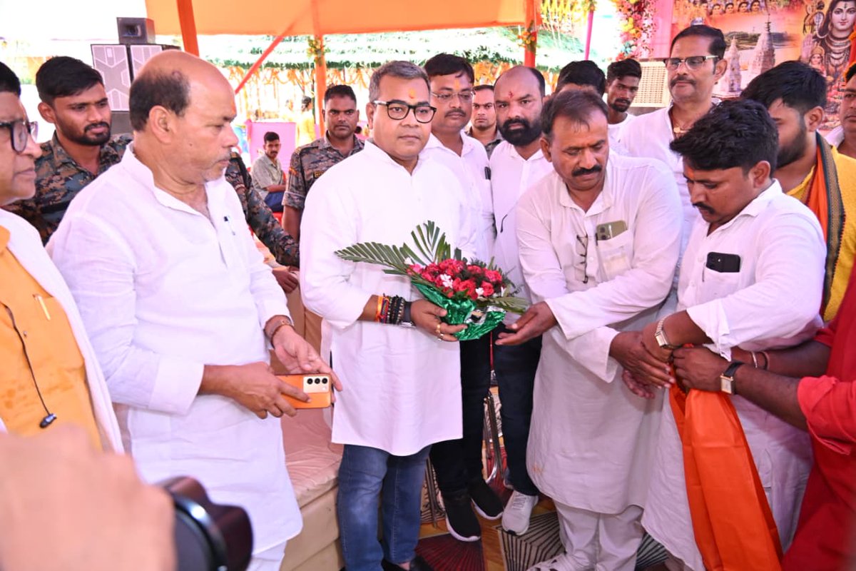 ArunBhartiLJP's tweet photo. ग्राम पंचायत मलयपुर, प्रखंड-बरहट में आयोजित माँ पार्वती मूर्ति स्थापना यज्ञ में सम्मिलित होकर पूजा-अर्चना की तथा क्षेत्र की सुख-समृद्धि, शांति एवं खुशहाली की कामना की।

भारतीय संस्कृति और सनातन परंपराएं समाज को एक सूत्र में बांधने का कार्य करती हैं। इस अवसर पर श्रद्धालुओं एवं स्थानीय नागरिकों से आत्मीय मुलाकात कर क्षेत्र के विभिन्न सामाजिक एवं विकासात्मक विषयों पर चर्चा भी हुई।

#माँ_पार्वती
#पार्वती_मूर्ति_स्थापना
#यज्ञ_महोत्सव
#सनातन_संस्कृति
#भारतीय_संस्कृति