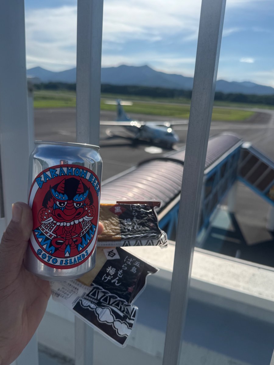 densuke1201's tweet photo. バイバイ五島
バイバイ福江島

つばき空港屋上送迎デッキにて
バラモンビールと浜口水産のかんぼこ白と黒 https://t.co/Pu1p7K5zD9