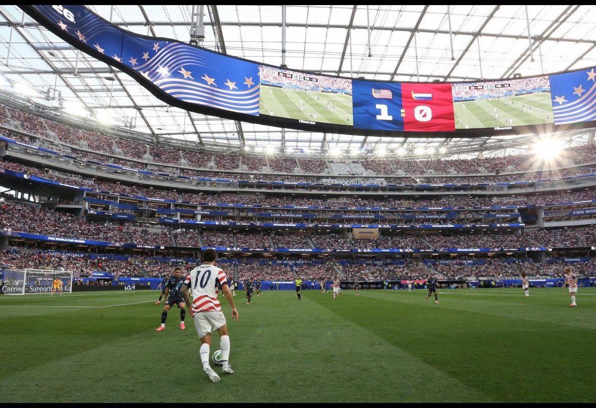 Footballtweet's tweet photo. It looks straight out of a movie. 🇺🇸😍 https://t.co/w1qk2cobog