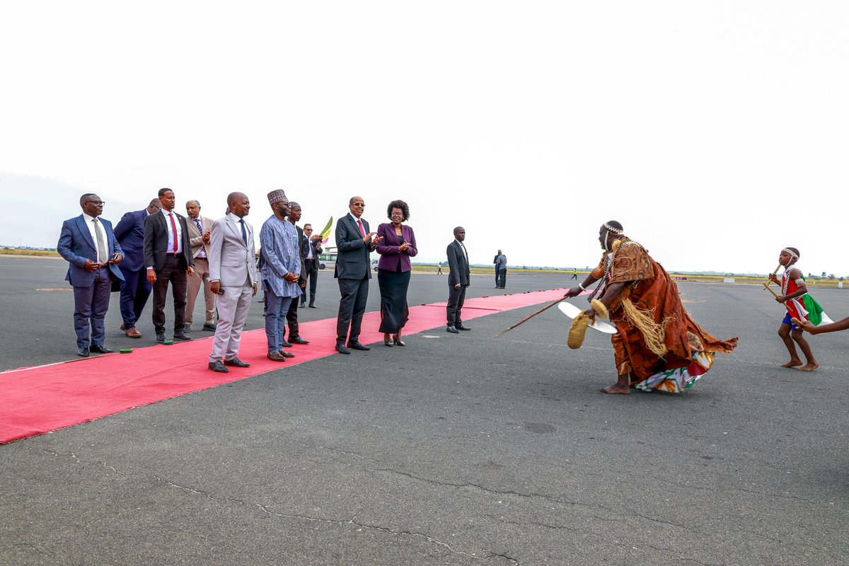 MinCoMedia's tweet photo. Le Ministre de la communication et des Médias,  @ButoyiEvelyne a accueilli à l’Aéroport Melchior Ndadaye, le Président de la Commission de l’Union Africaine, Mahmoud Ali Youssouf, venu au #Burundi dans le cadre de la Coopération africaine et santé publique, pour participer à la réunion virtuelle de haut niveau, consacrée à la recrudescence de l’épidémie d’Ebola, réunion prévue ce 16 juin 2026. L'objectif de cette rencontre est d’examiner les moyens de renforcer la riposte contre cette maladie.