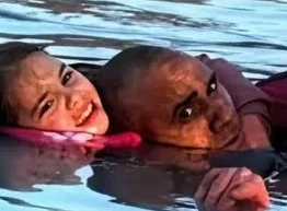 ImtiazMadmood's tweet photo. Indian construction worker Vipin Kumar has been awarded honorary citizenship in Romania after risking his life to save a five-year-old girl who fell into an icy lake. He kept the child above water for nearly 30 minutes until rescuers arrived. https://t.co/dSPyrbyxtN