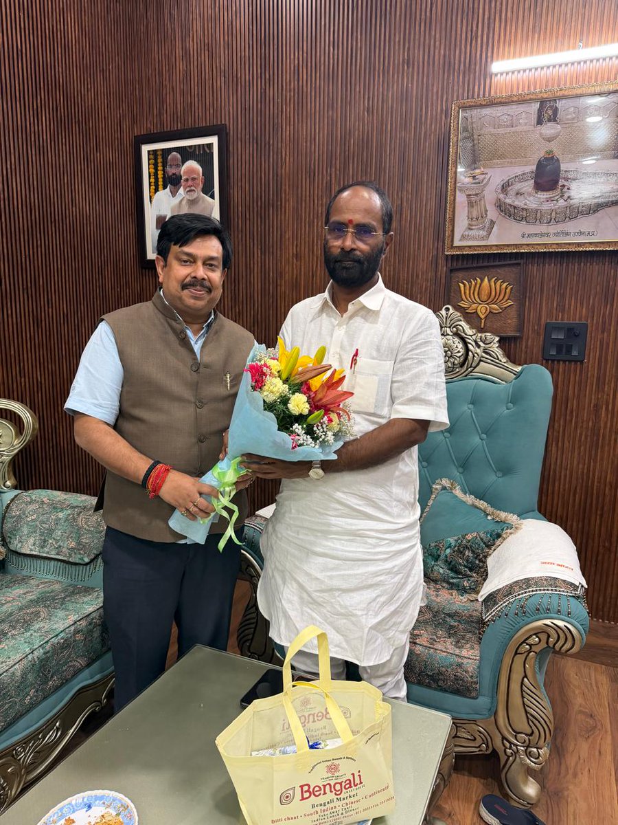 dhananjay4help's tweet photo. बिहार विधान परिषद के लगातार तीसरी बार सदस्य निर्वाचित होने वाले, भारतीय जनता पार्टी के समर्पित एवं कर्मठ नेता, हम जैसे अनेक कार्यकर्ताओं के लिए आत्मबल और प्रेरणा के स्रोत आदरणीय डॉ. संजय मयूख जी से आज आत्मीय भेंट कर उन्हें पुनः हार्दिक बधाई एवं शुभकामनाएँ दीं।
आपका नेतृत्व, संगठन के प्रति समर्पण और जनसेवा का संकल्प हम सभी के लिए प्रेरणादायी है। ईश्वर से आपके उत्तम स्वास्थ्य, दीर्घायु एवं उज्ज्वल राजनीतिक जीवन की कामना करता हूँ।
#डॉ_संजय_मयूख #बिहार_विधान_परिषद #भाजपा #जनसेवा #प्रेरणास्रोत #संगठन_सर्वोपरि #बधाई_शुभकामनाएं #BJP #Bihar @drsanjaymayukh