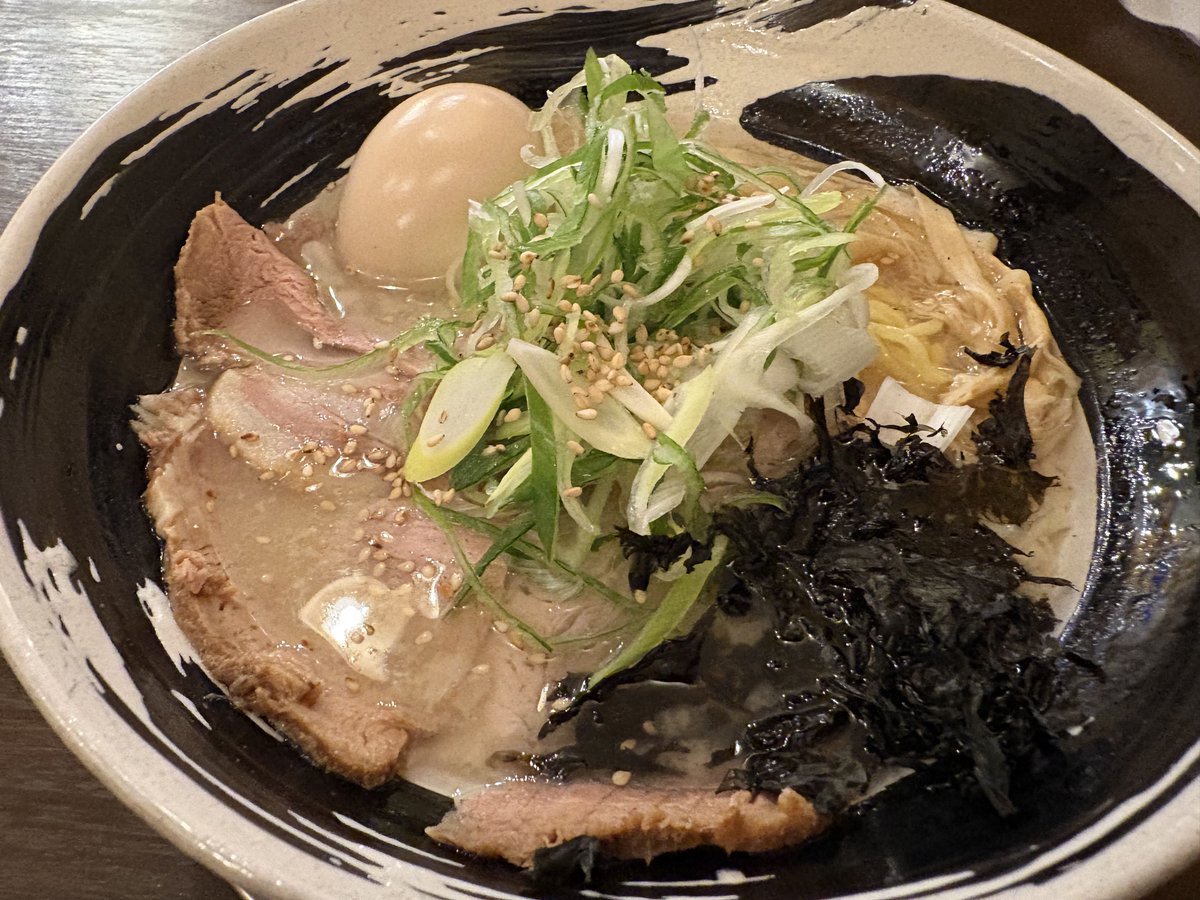 himaoomagari183's tweet photo. 横手 街食堂くらんさんで
特製塩こってりラーメンと
タン塩チャーハンを食べました🙌

味濃いめでまさに好み☺️
とにかく麺を頬張ってました😋
タン塩チャーハンって斬新じゃないですか⁉️
秋田はチャーハンのクオリティが本当高いです😳

このまま行けば
横手のラーメンも制覇してしまうのでは、、🤔 https://t.co/dy4djfXufs