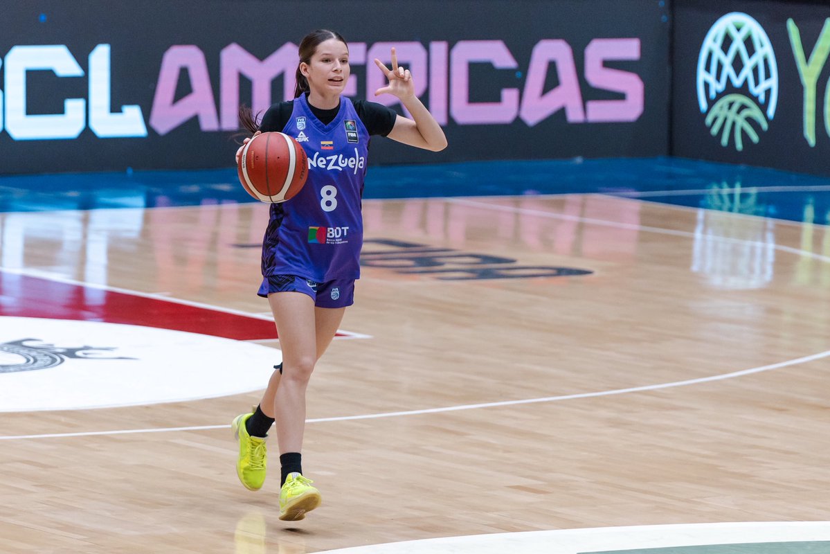 FemeninoFVB's tweet photo. Torneo histórico e inolvidable. Orgullo y amor por nuestro país. Este camino continúa 💜🇻🇪🤞🏼. 

📸 @americupw https://t.co/SX3eO5vkFB