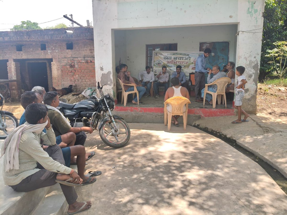 ICAR_CISH's tweet photo. Under the #KhetBachaoAbhiyan, a team of scientists visited the villages of Sirgamau and Gopramau in Lucknow on June 11th, 2026. Farmers in these villages primarily cultivate mango orchards and vegetables. Their main concern is the occurrence of fungal diseases in vegetable crops. https://t.co/mG2VTgtTsy